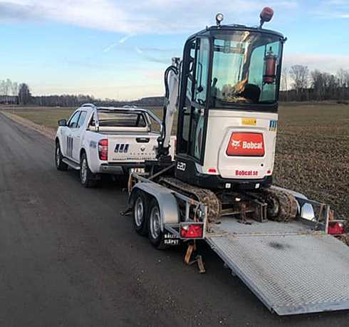 Maskinsläp lastat med en bandburen minigrävare, Bobcat E20 stulet i Örebro